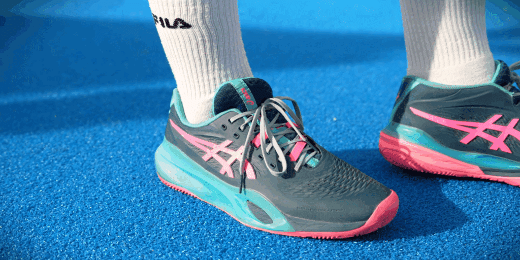 Deportivos de pádel con suelas reemplazadas